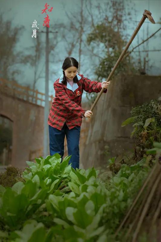 农村妹子很能干，
干完农活要烧饭。
洗衣喂猪忙不断，
白天晚上没有闲。