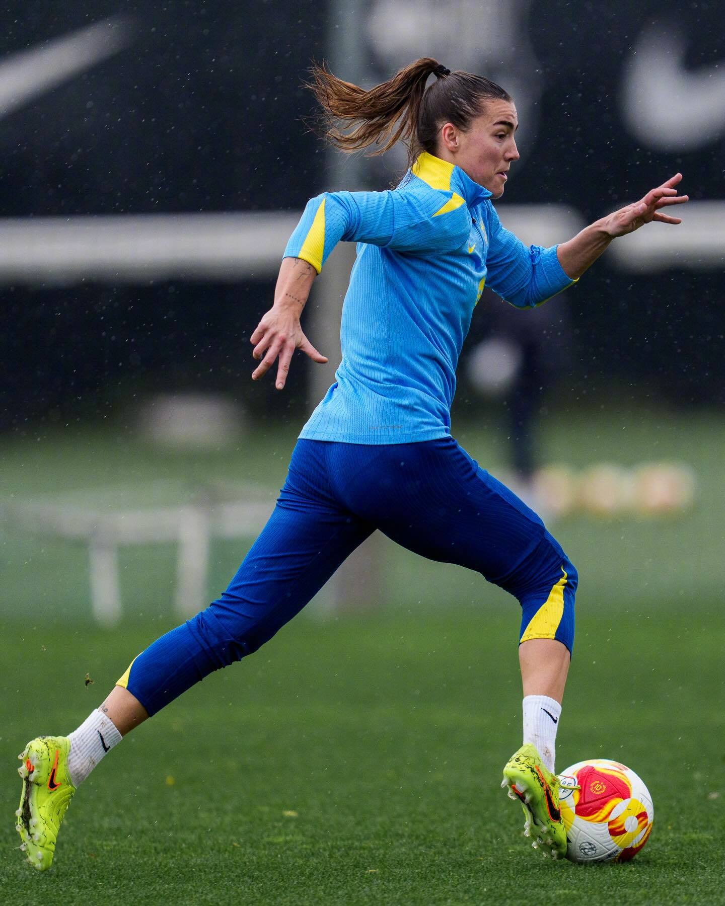 红蓝倩影 备战女足西超杯半决赛ing💜训练中每一秒的专注，都是为胜利铺路👣巴