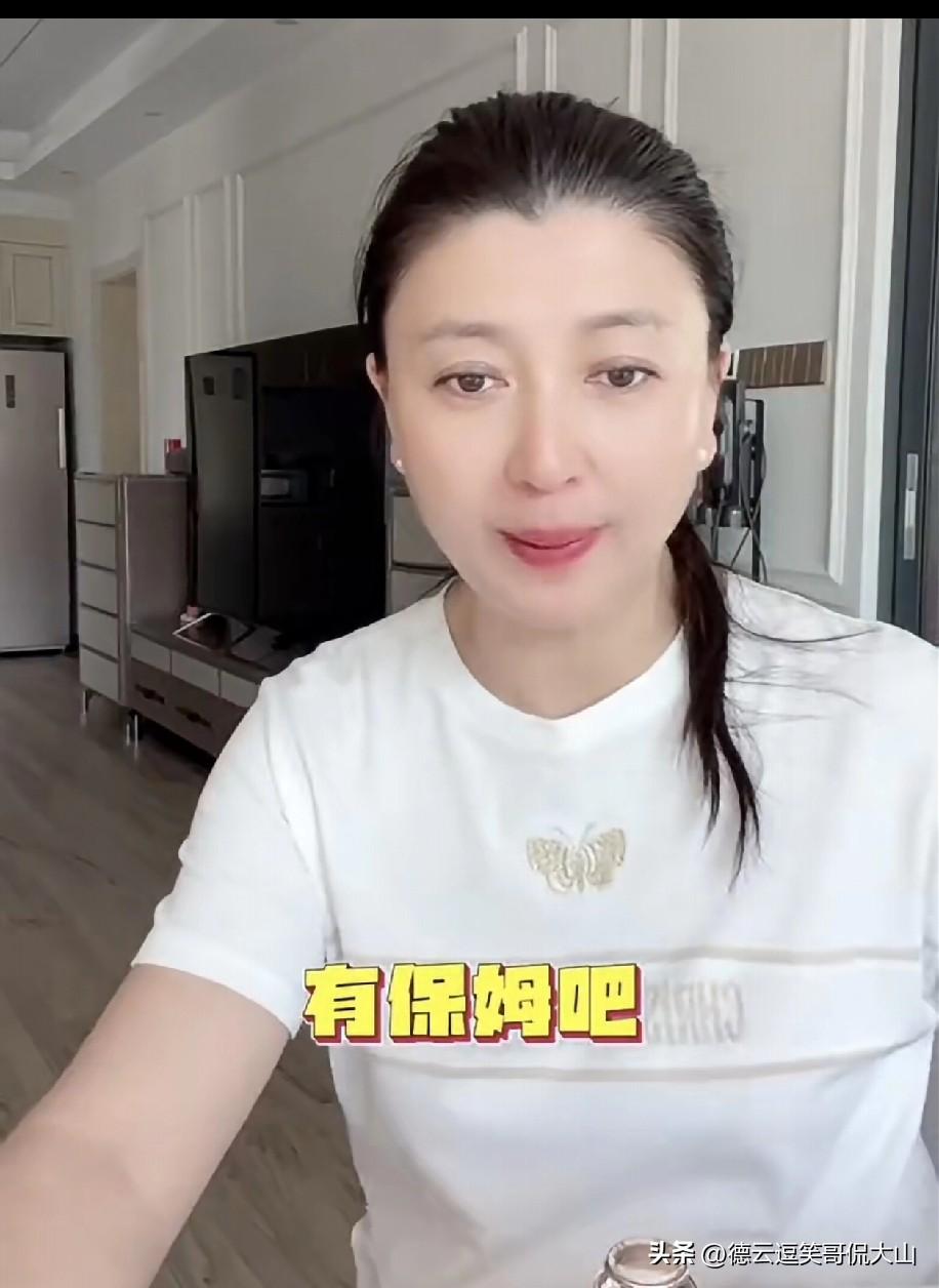 曝有人问闫学晶：“你家里请保姆吗？”他觉得这问题简直是废话，心想：“我家肯定得请