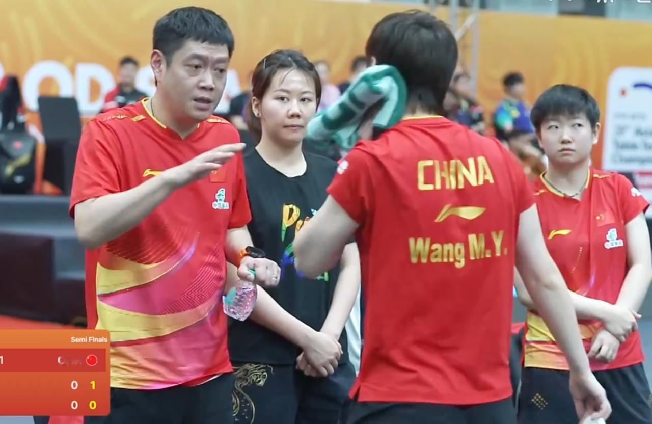 亚锦赛女团决赛，中日对决的排兵布阵会很有意思。
中国队这边，孙颖莎和王曼昱肯定会