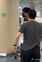 宋威龙釜山到达宋威龙到釜山了 终于等到宋威龙抵达釜山的最新消息，长途飞行带来不少
