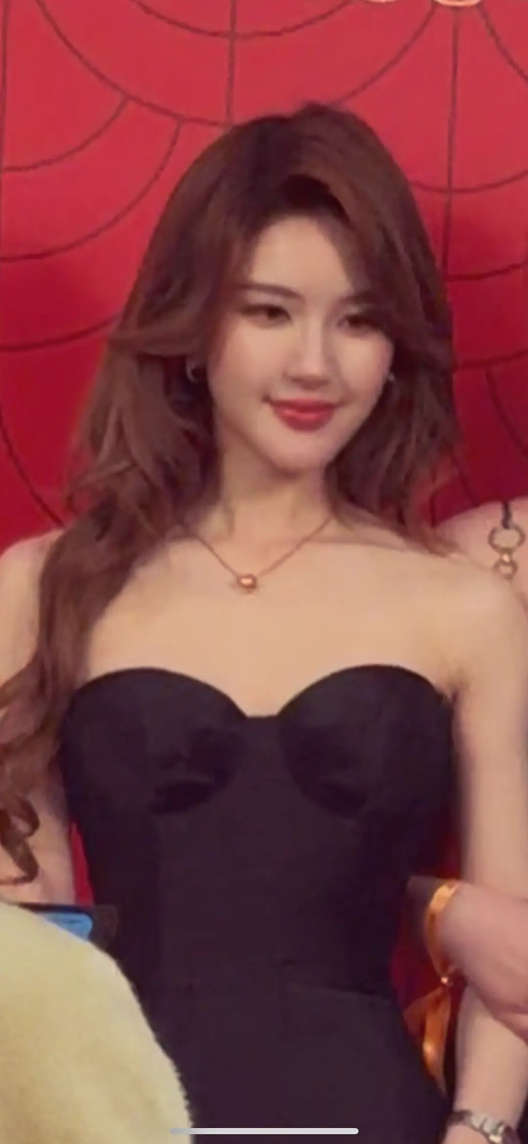 赵露思今日宝格丽活动造型状态 