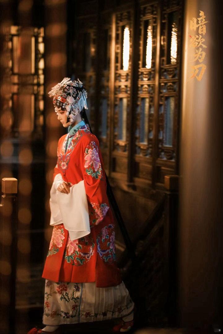 最近刷到《暗欲为刃》真的有点惊喜啊，本来以为短剧都是快节奏爽点堆砌的路子，结果这