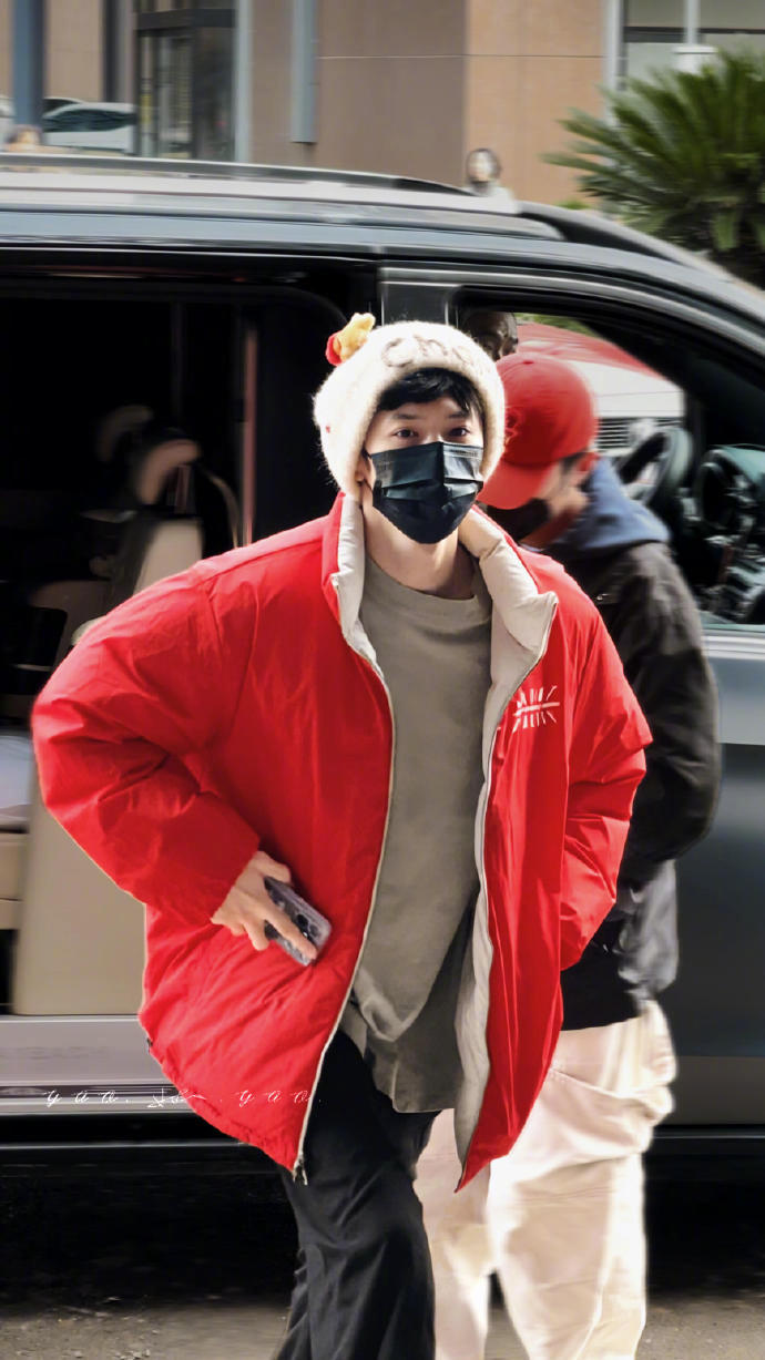 陈哲远11月就带着圣诞的甜来啦！今日出妆路透里他戴着姜饼人冷帽，软萌模样好似冬日