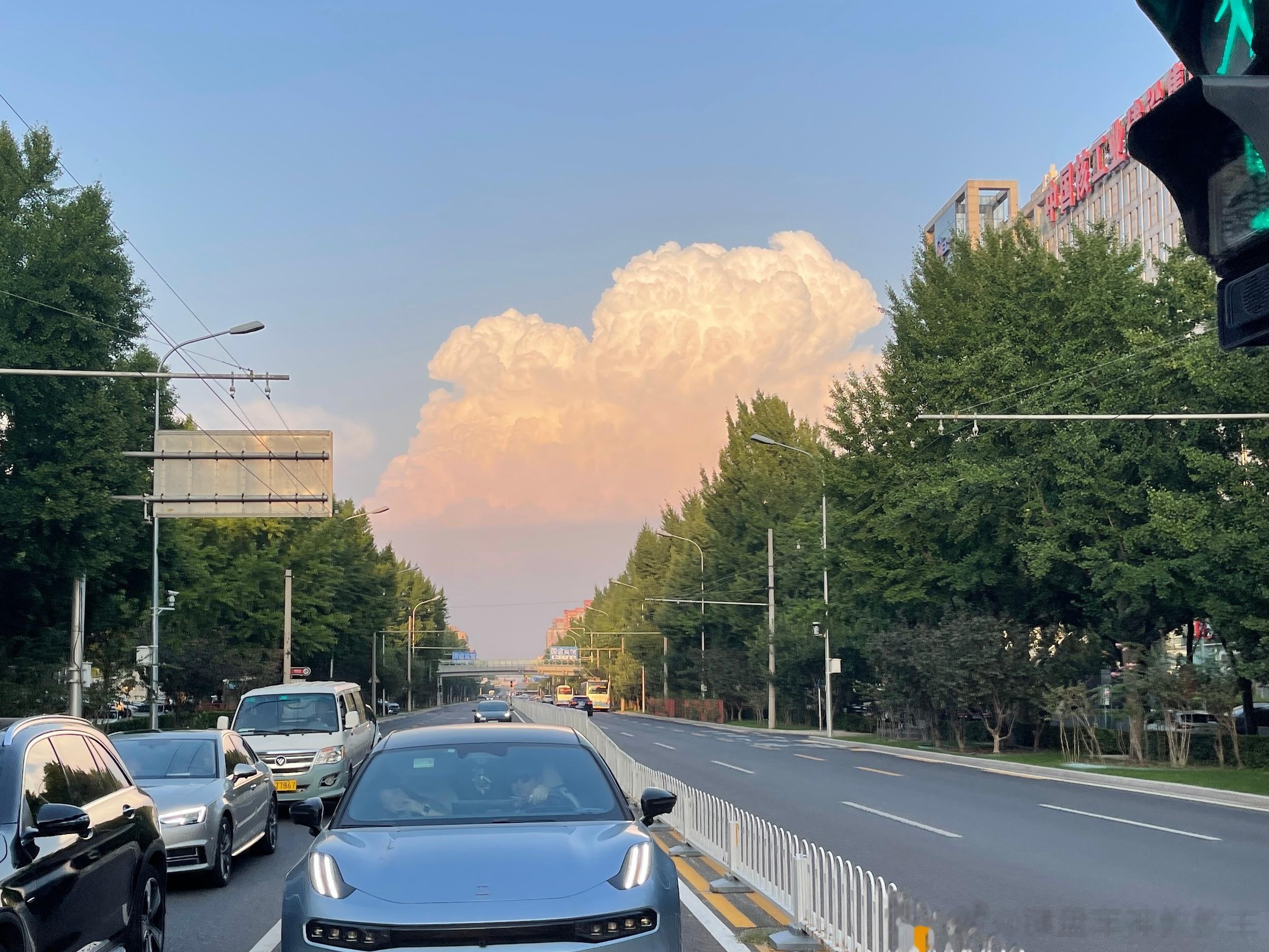 云很好看，我拍了张照，下一秒，极氪车主开窗大喊教主！[允悲][允悲][允悲] ​