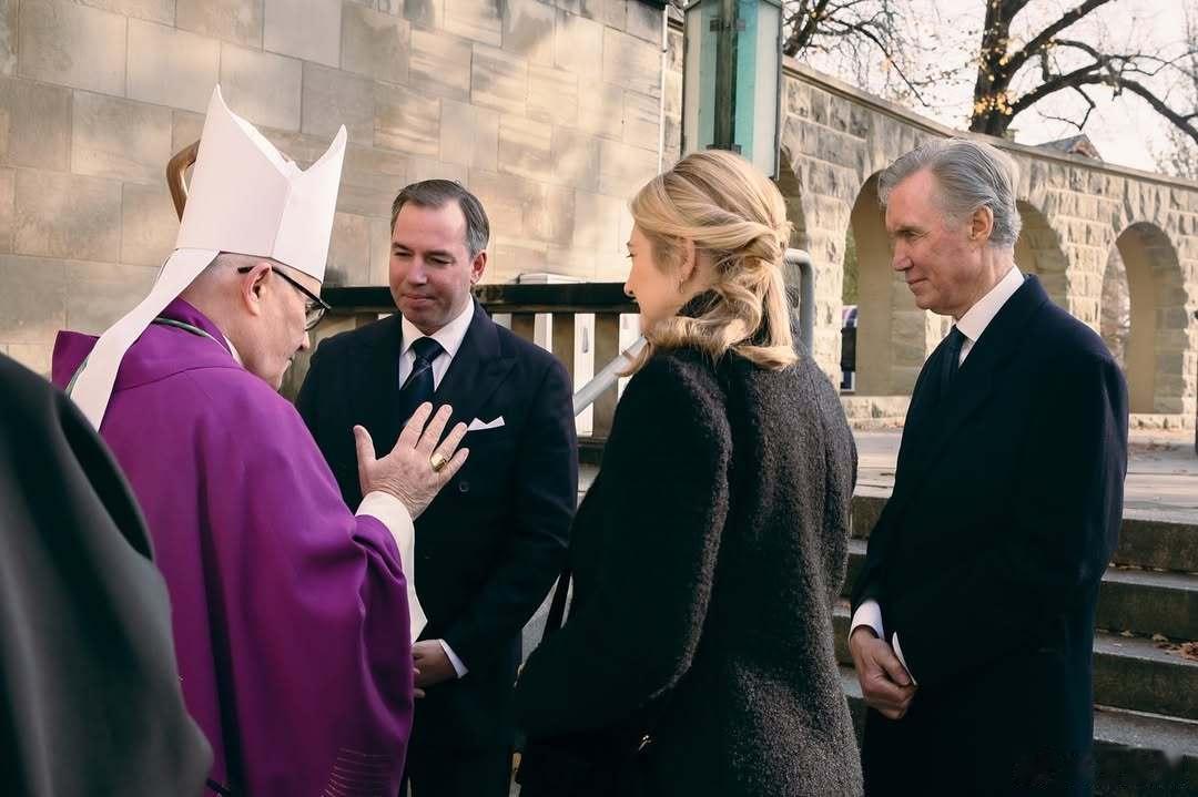 🇱🇺11月12日，大公和大公夫人出席在卢森堡圣母院举行的纪念大公家族已故成员