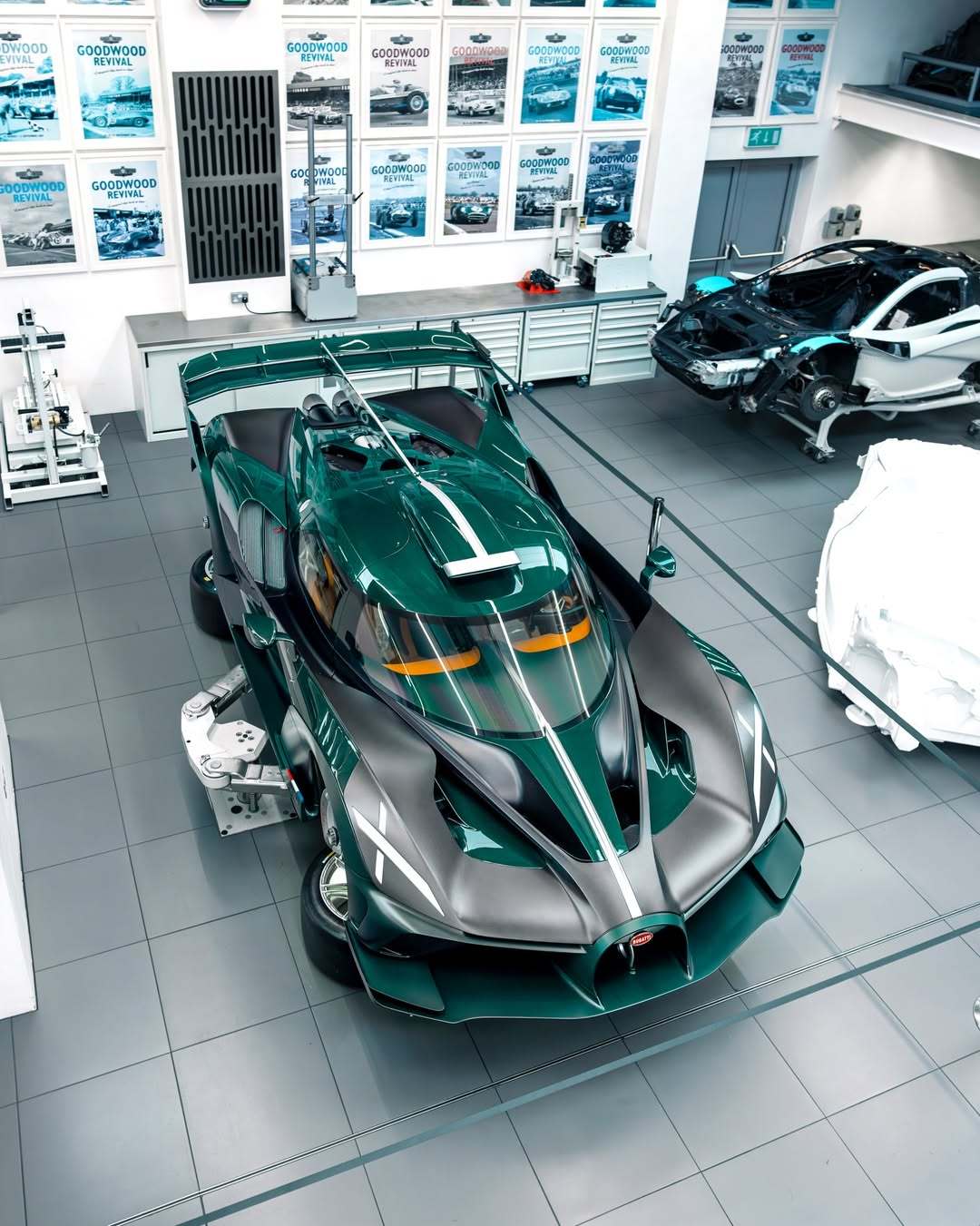 一天一张文艺照 正在“施工”中的可合法上路的布加迪Bolide，叫绿色地狱，由L