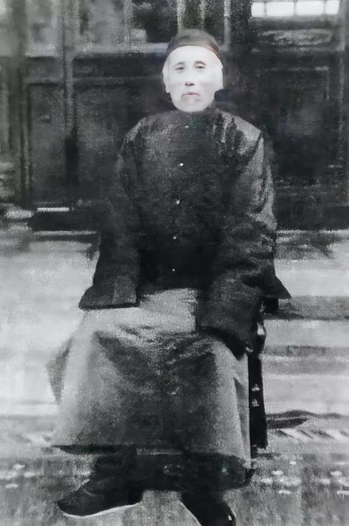 这是张学良的岳父于文斗的留影，照片拍摄于他晚年时期，他是清末民初东北有名的富商，