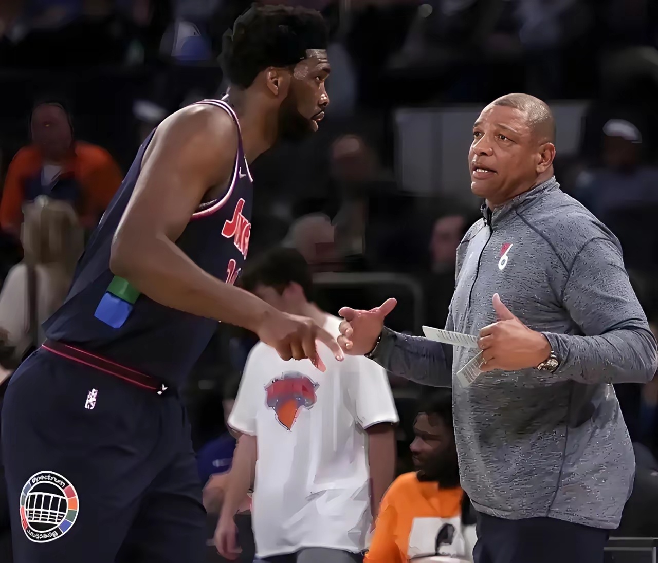 终于真相大白了！近日，卸任掉雄鹿主教练的里弗斯在播客节目中透露: 当年哈登在76