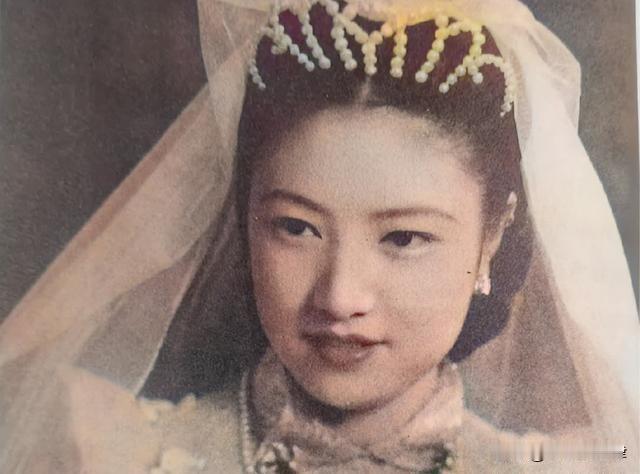 上海滩第一美人的起落：昔日床单日换的洁癖贵妇，晚年东京街头炸油条
 
1950年