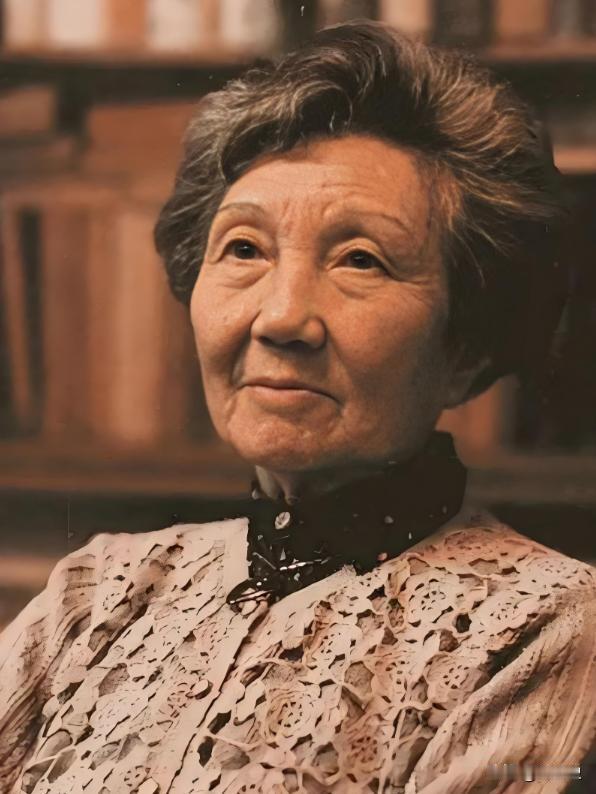 1999年，80岁翻译家杨苡丧偶，她坚决不去养老院、不靠子女，用5万块钱跟保姆签