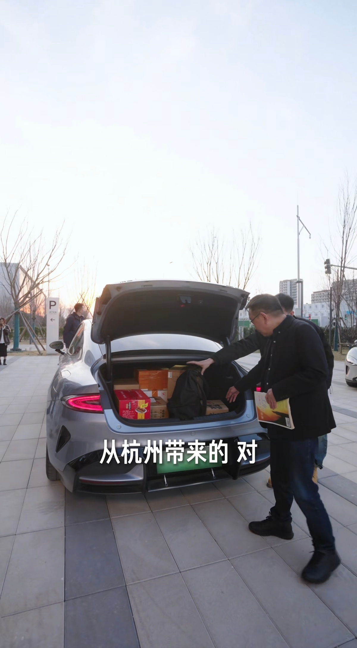 陈年真的是雷总的好兄弟啊看雷总发的昨天大佬们来捧场小米新SU7发布会的视频，陈年