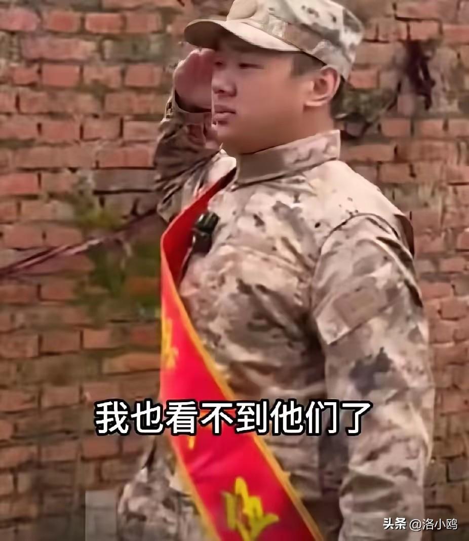 看哭了！农村小院里，刚戴上大红花的孙子跪在泥地里，死死攥着爷爷的手，头埋在老人膝