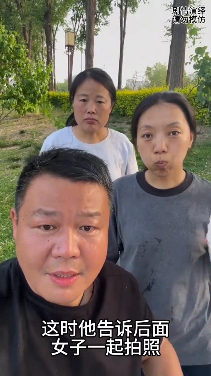 男子和后面女子拍照时，谁知她的饮料洒了男子一身。
男子拿着手机去拍照，这时他告诉