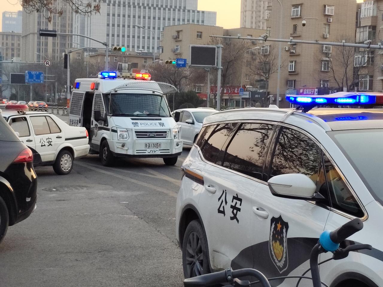 济南市济洛路一大型商城门口，不知什么原因起了纠纷。一方拔打110后，警车迅速到场