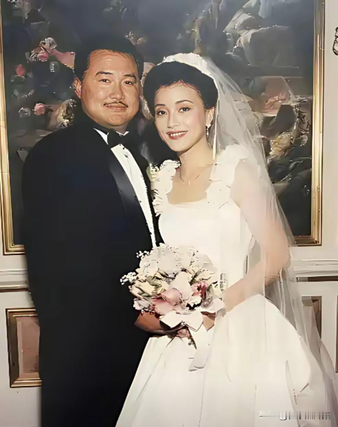 1995年，杨澜与吴征在恋爱约一年后，决定步入婚姻殿堂，婚礼没有选择回归中国大操