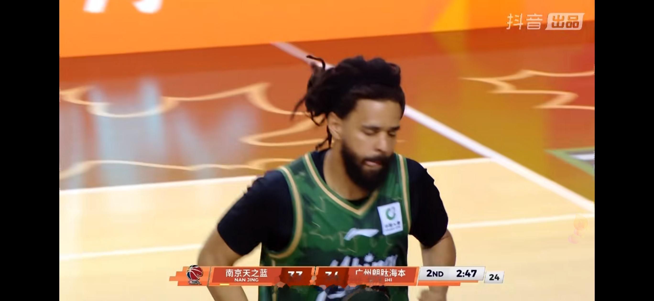 南京男篮vs广州男篮 歌星登场了！ 