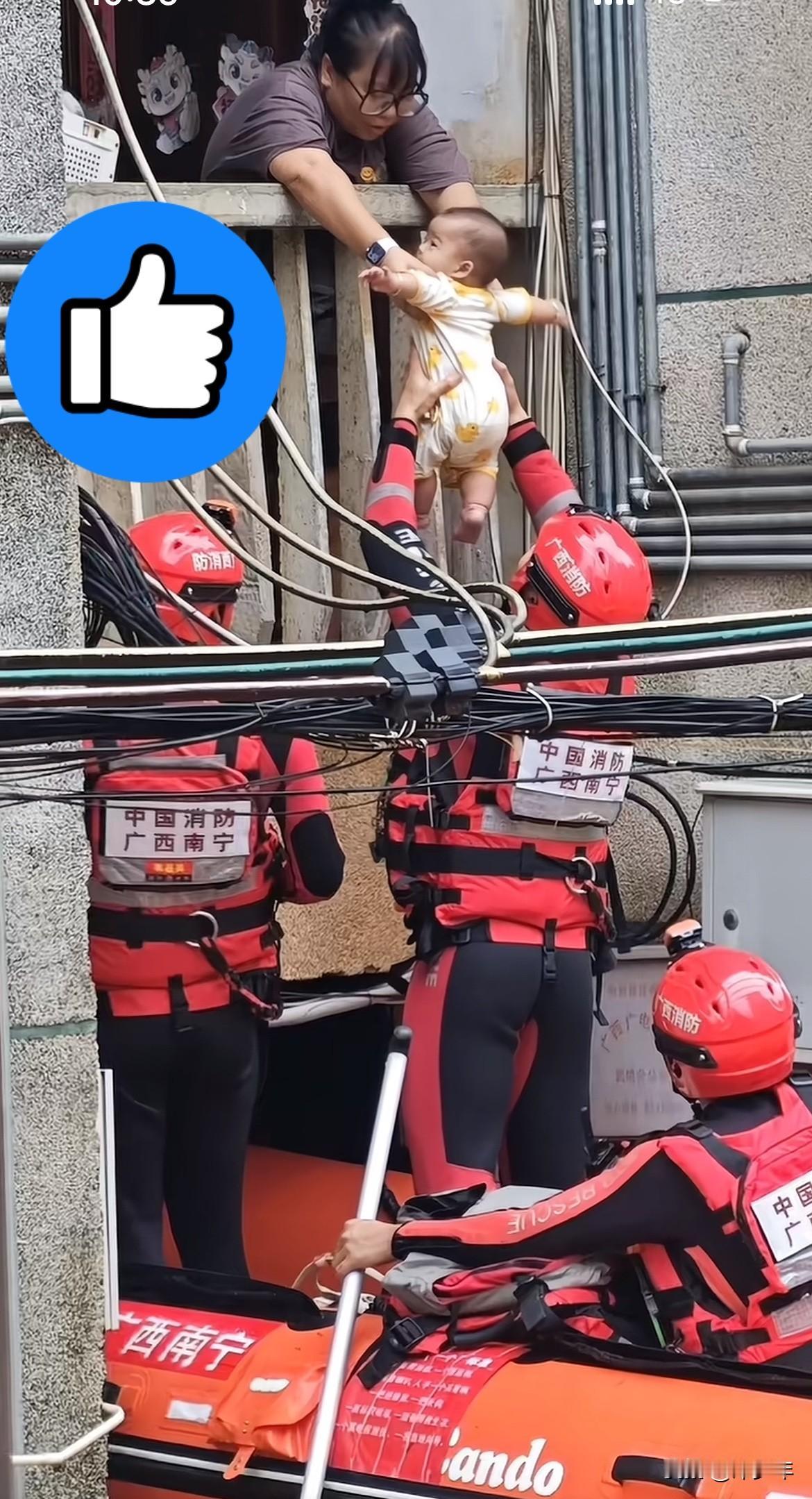 看到这个画面，写了三篇手记，你们觉得哪一篇更好？
一、深情致敬版
洪水无情，人间
