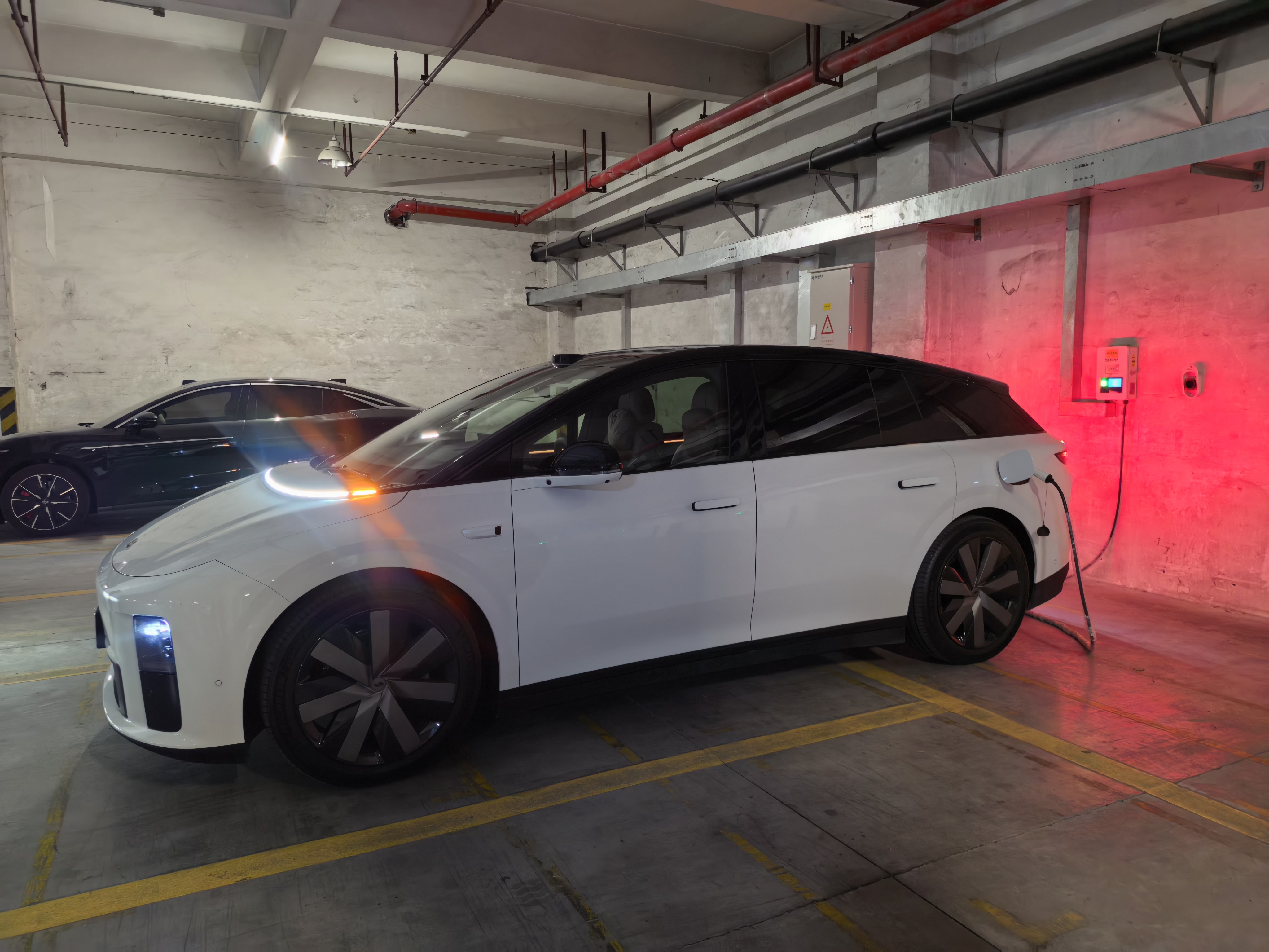 公司有充电桩真舒服，下班了，车子充差不多了，继续出发。而且最重要是，白天才 1 