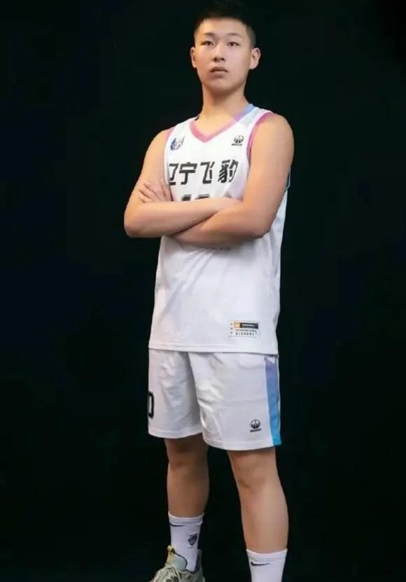 辽青小将邵永哲，下一位“重装后卫”！
关注辽篮青训的球迷对于这个名字并不陌生，不