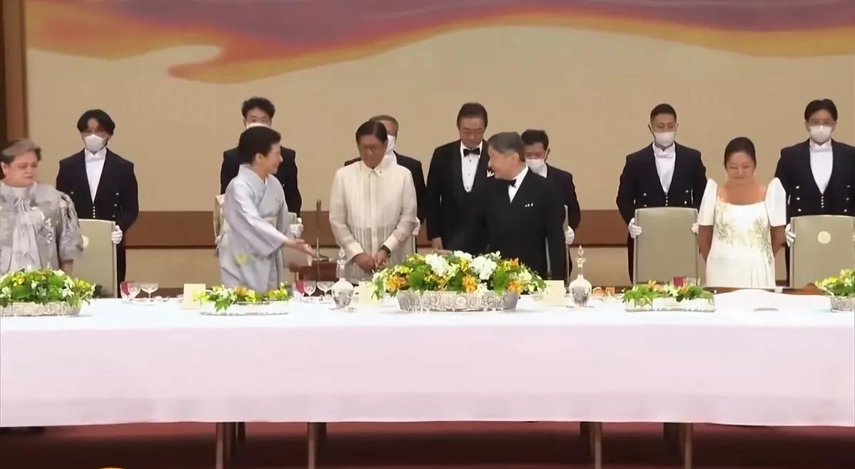 小马科斯夫人被高市带坏了，抢在天皇夫妇前入座被指严重失礼？

这个说法虽然生动，