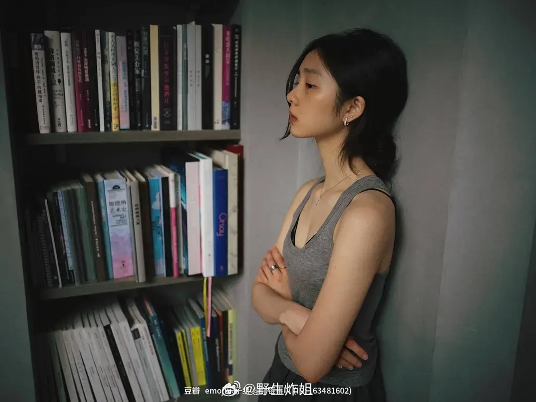 自带忧郁感啊，现在娱乐圈这种类型比较稀缺，可以考虑拍戏了黄多多的资源