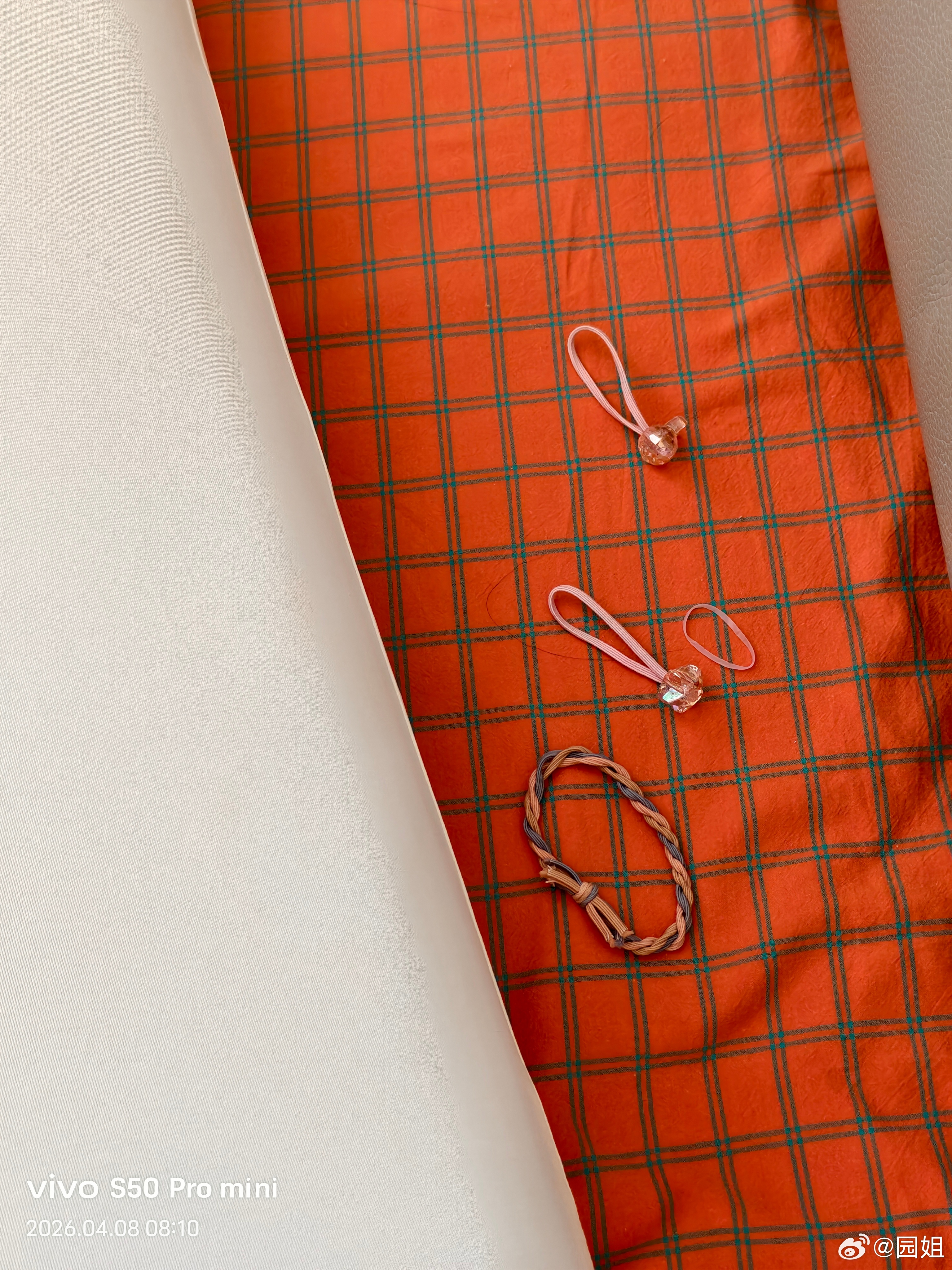 一代人的枕头底下有一代人的破烂，我爸妈枕头底下是明天早上要穿的袜子。我和我姑娘枕