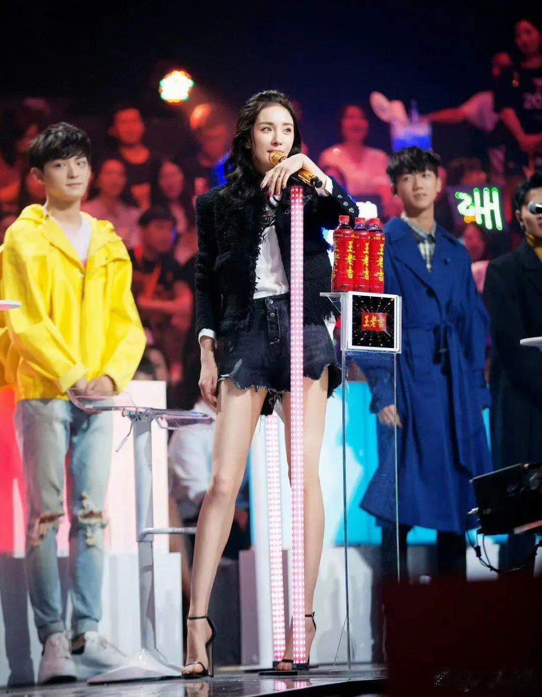 真是难为杨幂了，穿这么高的高跟鞋站这么久 ​​​