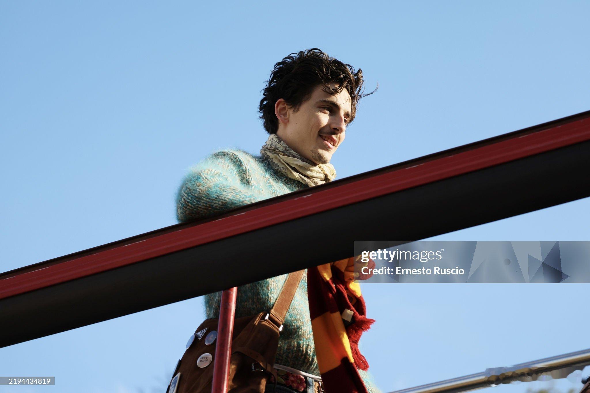 提莫西·查拉梅在罗马乘观光巴士宣传《无名小辈》： 