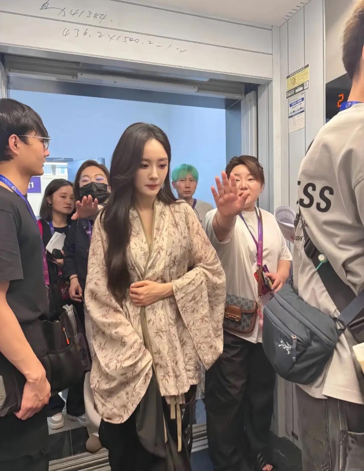 杨幂是我最喜欢的明星，就是不知道刘恺威为什么要离婚