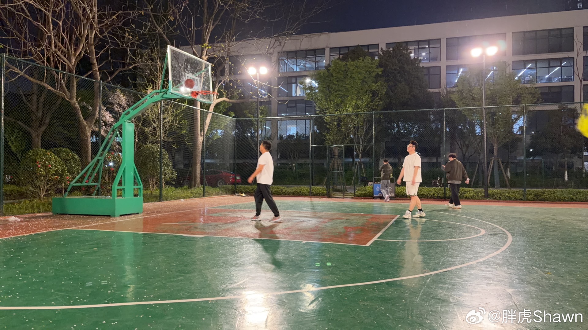 和公司里的00后小朋友打球，更觉得自己老了