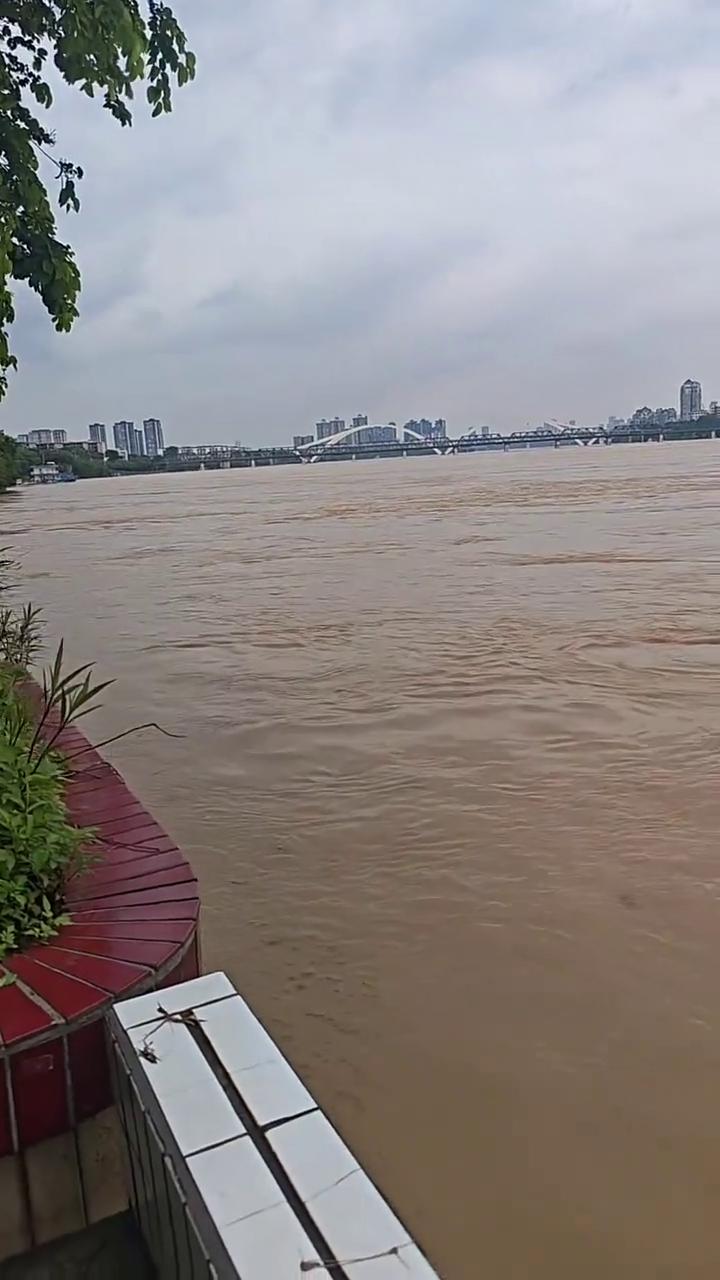柳州涨大水了，看看这个湖边好大的水，看到吗？急的，大水来了。