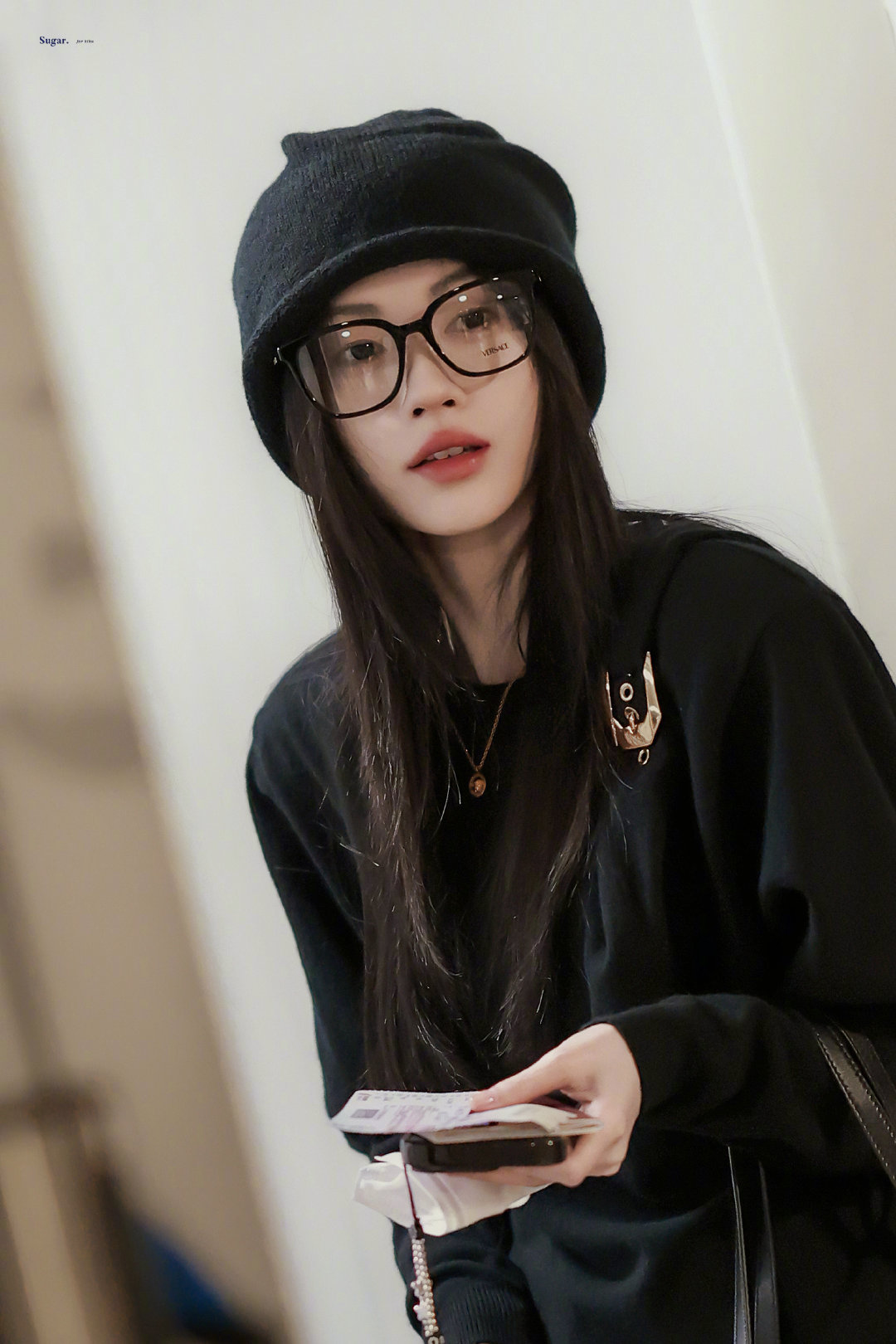 鞠婧祎｜米兰机场到达，all black配黑色冷帽，即将闪耀时装周🪩 ​​​