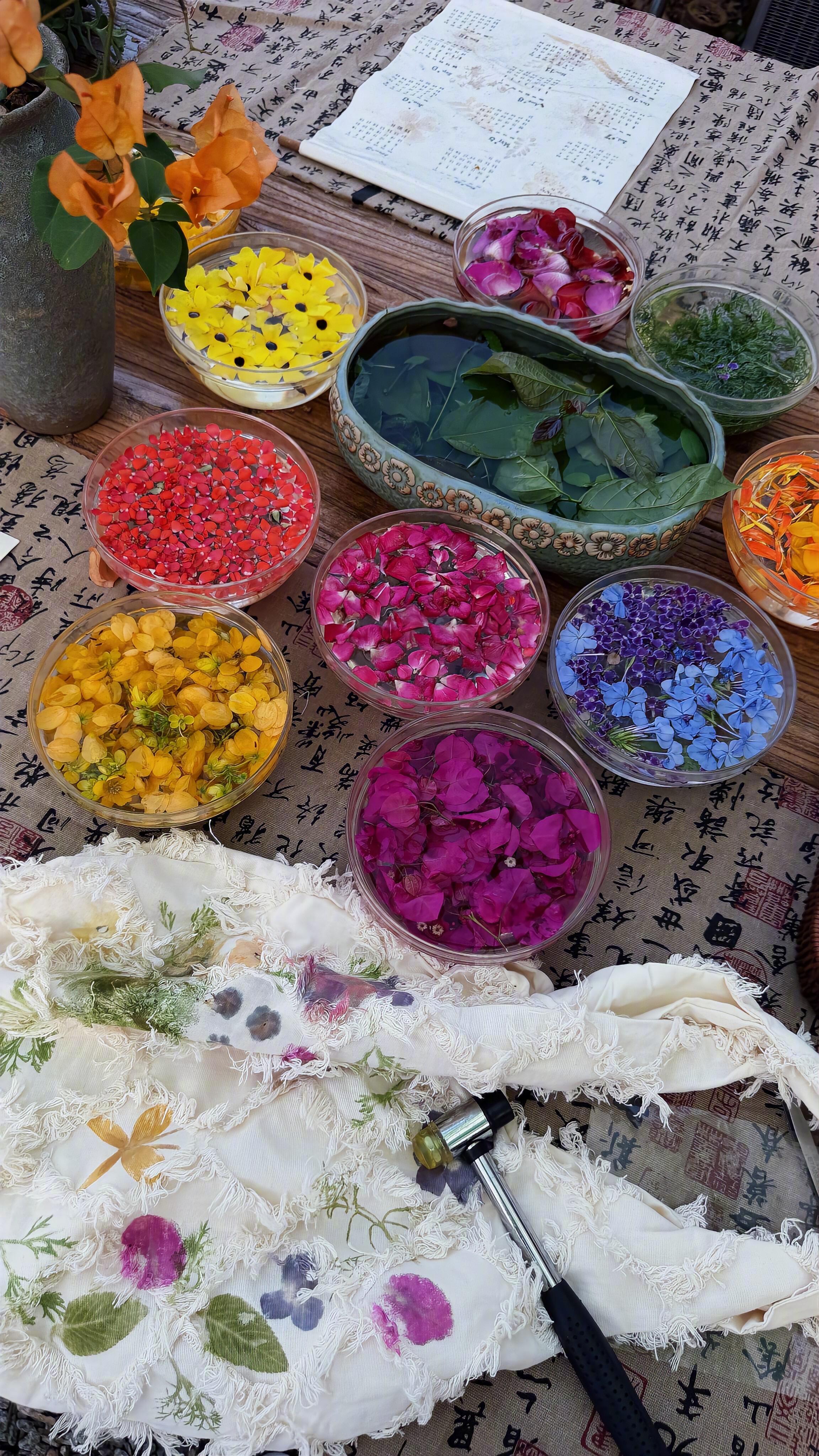 适合在春天去的店，阳光好的时候就适合在这里吹着风喝茶，非常舒服，现在周末人也不会