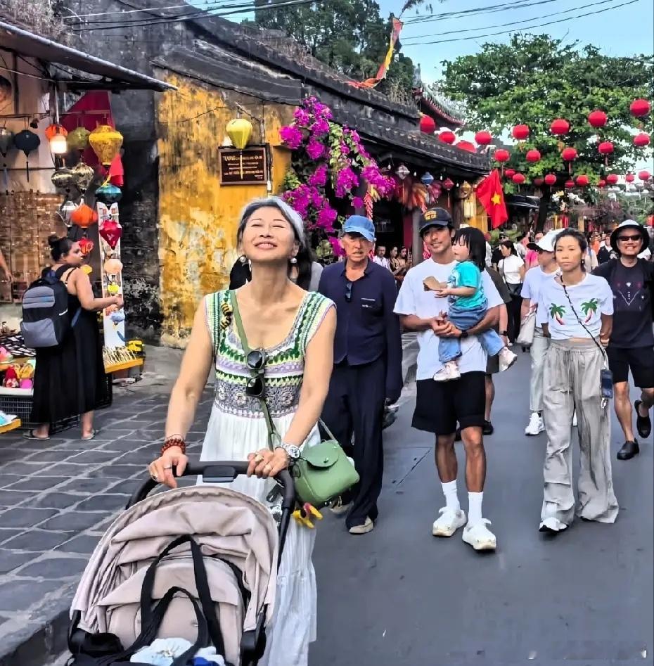 叶倩文林子祥一家过年旅行，小孙女好可爱！不得不说，叶倩文是真疼这个孙女，虽然只是