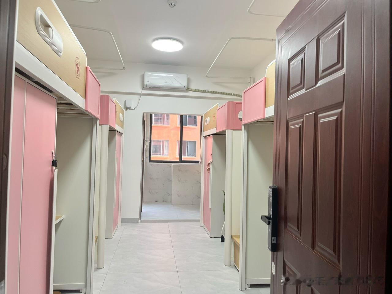 看看现在大学生的宿舍条件，那么好了吗？这个是四川传媒大学的女生宿舍，看上去多么温