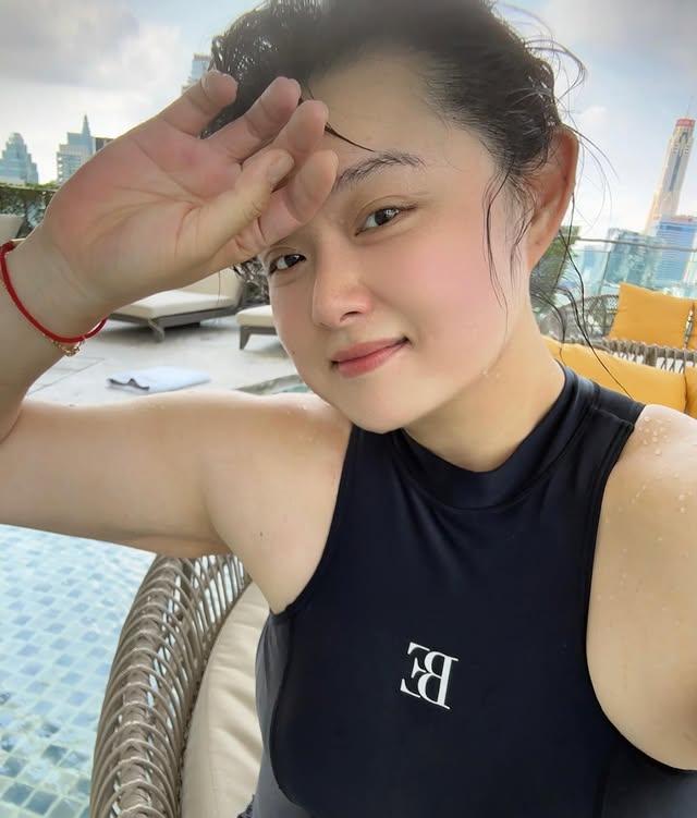 她曾经是香港TVB艺人，在TVB拍了十几年电视剧，都是饰演一些绿色角色，也参与不