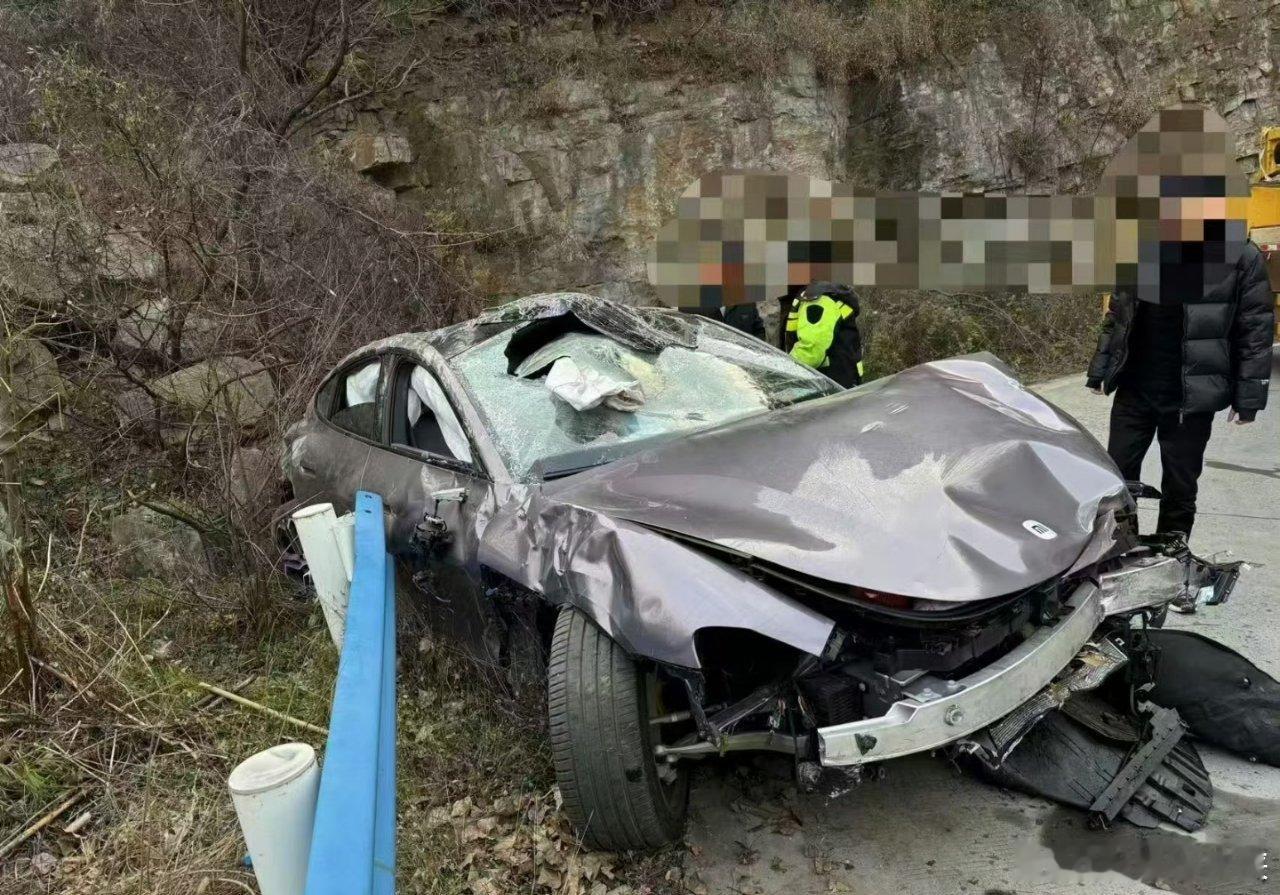 小米su7掉落山崖 喷子们该闭嘴了！从悬崖上掉下来，驾驶员和家人都没事！看看这质