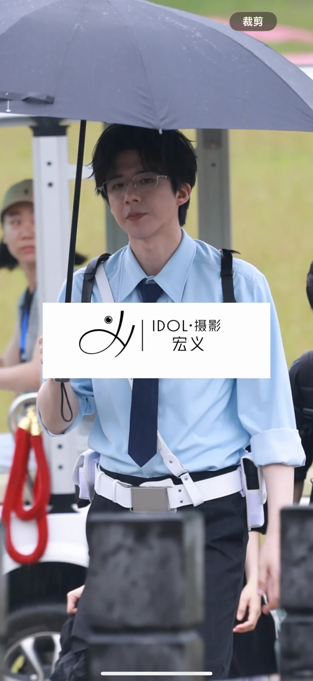 刘宇宁下班打招呼对视