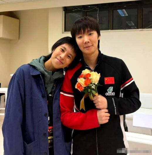 王曼昱夺冠后，拥抱的第一个人不是教练。
 
她拨开人群，径直冲向看台，紧紧抱住那