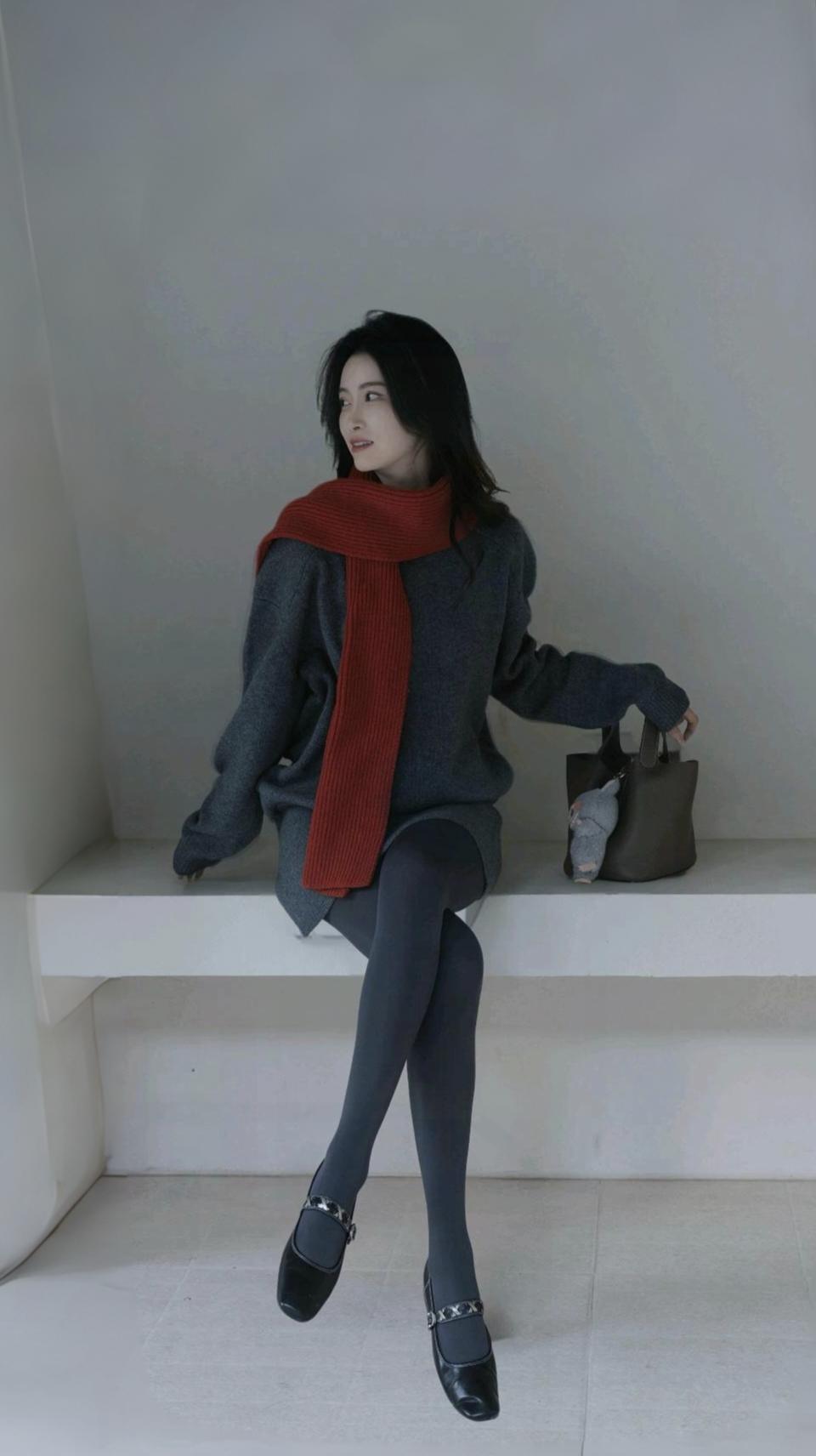 其实黑色穿久了灰色也不错
灰色长毛衫配厚灰加平底鞋
搭配上红色围巾简直绝绝子
御