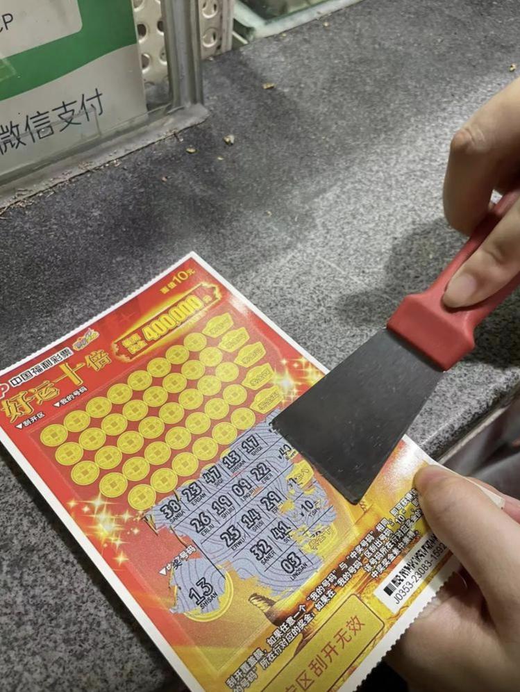一男子为了验证刮刮乐不是坑，豪砸21万多，把彩票店全包了，当场实测，结果一出，所