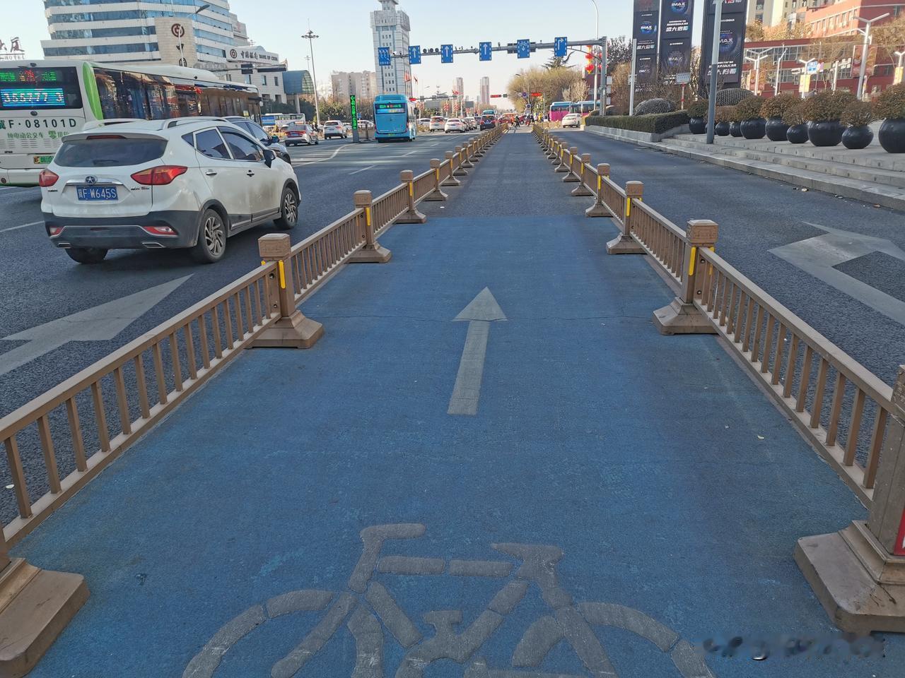 穿黄色外卖服小伙儿逆行还骂人，中年女子没惯着他！
今天（12月25日）上午约11