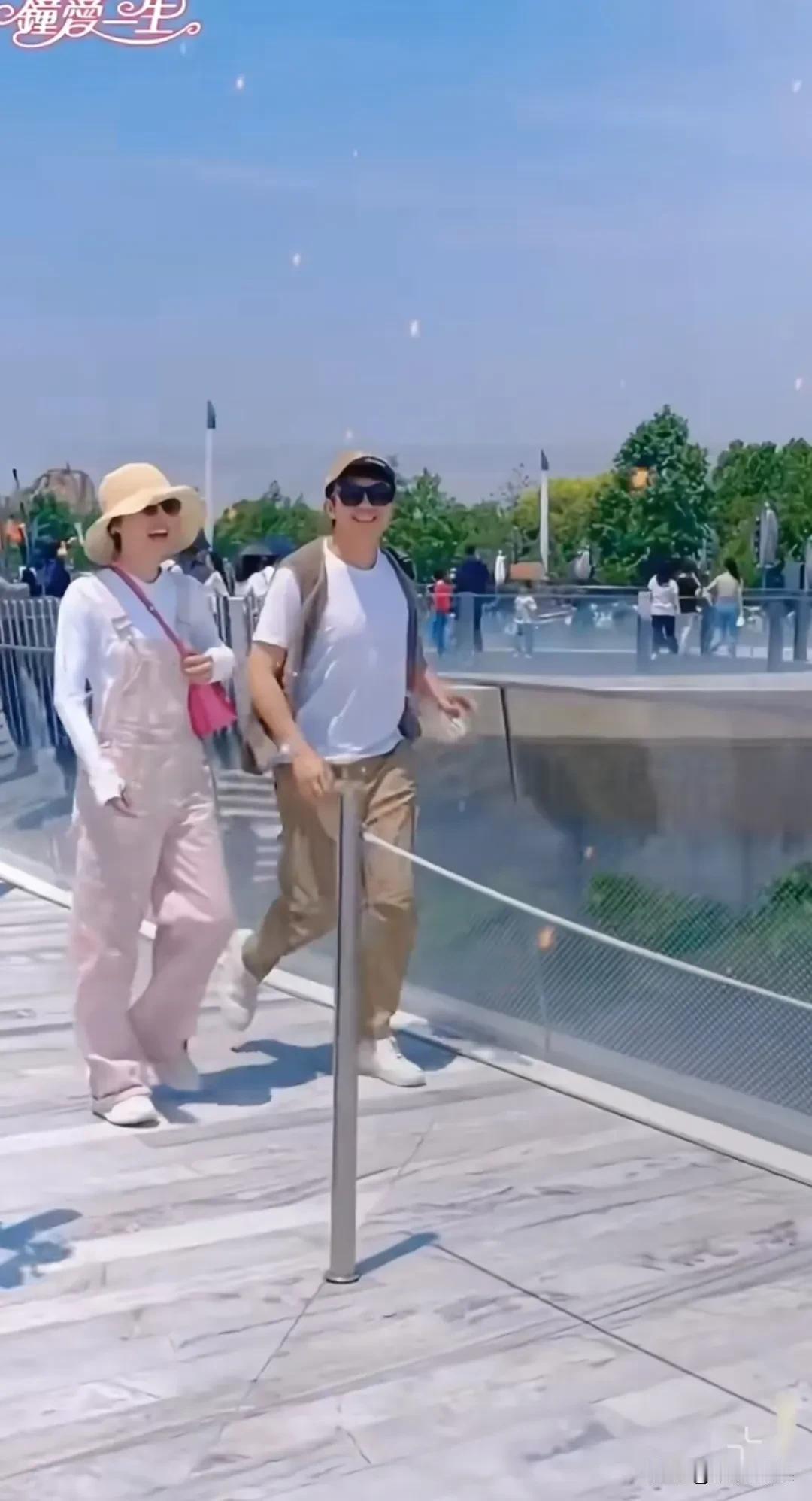 孙俪，果然是邓超的救赎啊！
看俩人抛下孩子出去玩，穿着情侣装的他们，活像回到了当