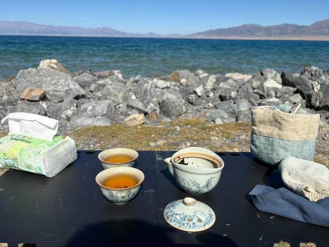 天地间我喝茶任它时光匆匆任它命如狞石我只要这一湖钢蓝只要这一湖眼泪就连远处的雪山