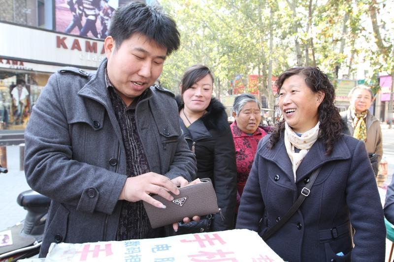 泸州泸县：摊主拾金不昧展诚信风范 平凡善举传递城市温度


在这个快节奏、物欲横