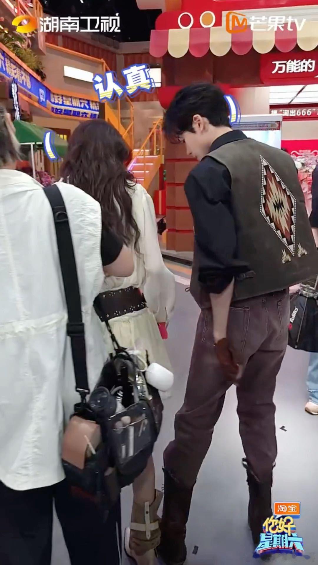 曾舜晞陈瑶比鞋子大小胜负欲曾舜晞陈瑶突然比上鞋子大小了 九门剧宣现场秒变小学生斗