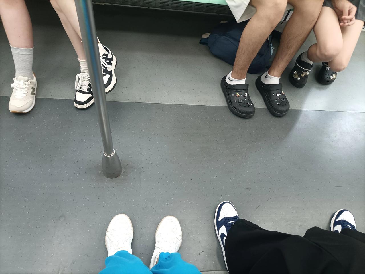 青岛的地铁里，全是运动休闲鞋地铁随拍 地铁穿搭 地铁上班族