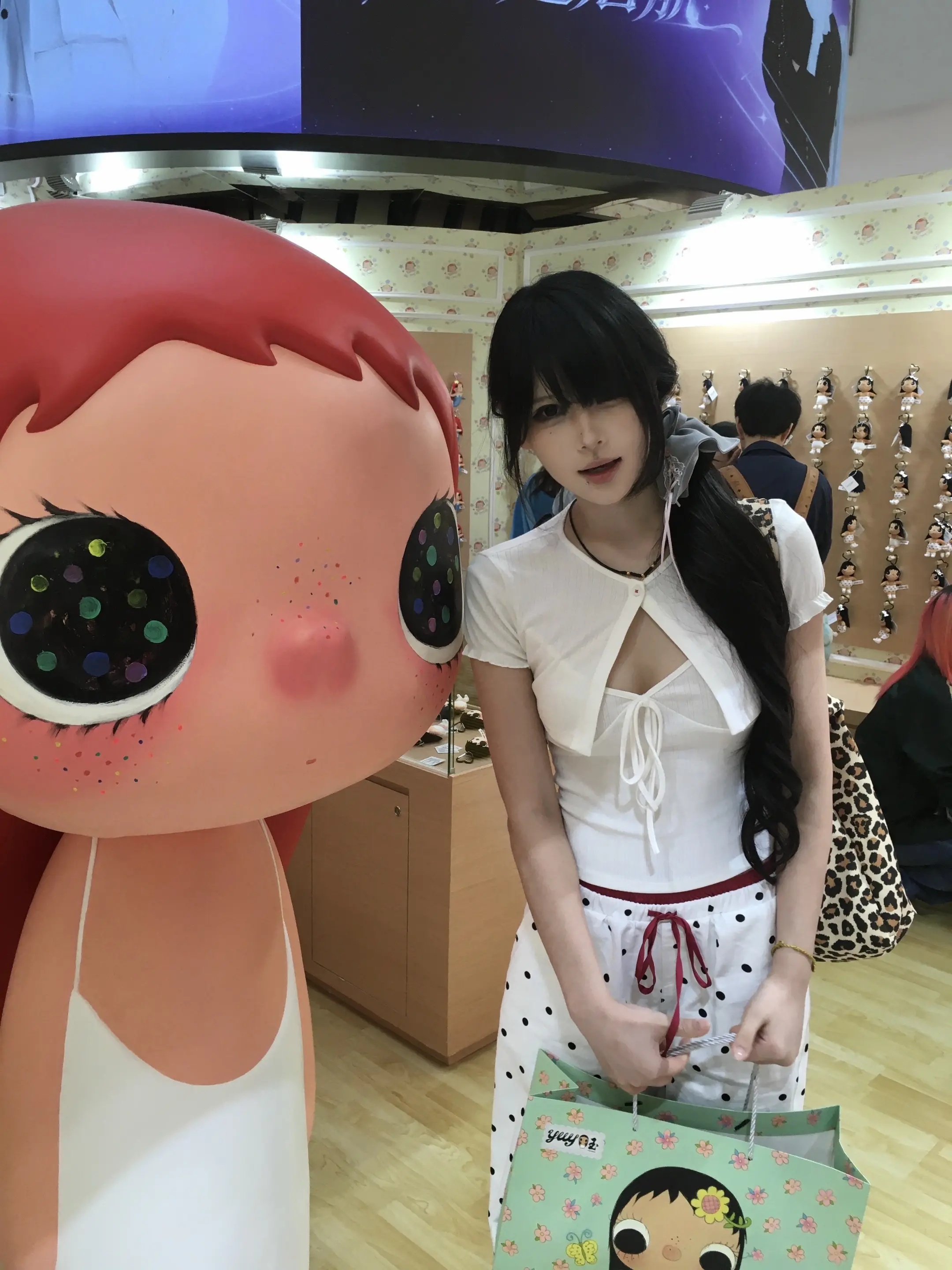 和你有个约会 穿搭是不是有点韩女的感觉呢hhh 去快闪店玩咯 买了好多...