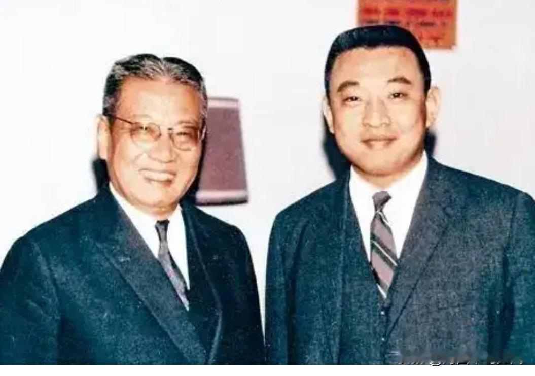 这是董浩云与董建华父子一张十分珍贵的合影。董浩云笑容可掬，性格奔放，董建华微笑沉